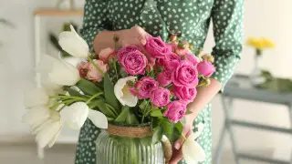 Kazakh women reselling Valentine’s Day bouquets and gifts online