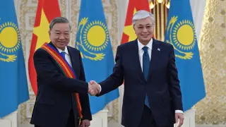 Tokayev awards Vietnam’s Communist Party chief with Dostyk Order
