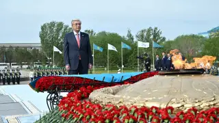 President Tokayev lays flowers at 'Otan Ana' monument