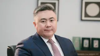 National Bank head shares who manages the family budget