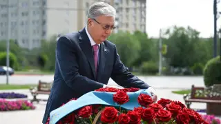 'I came here on purpose': Tokayev laid flowers at the memorial to Aliya Moldagulova