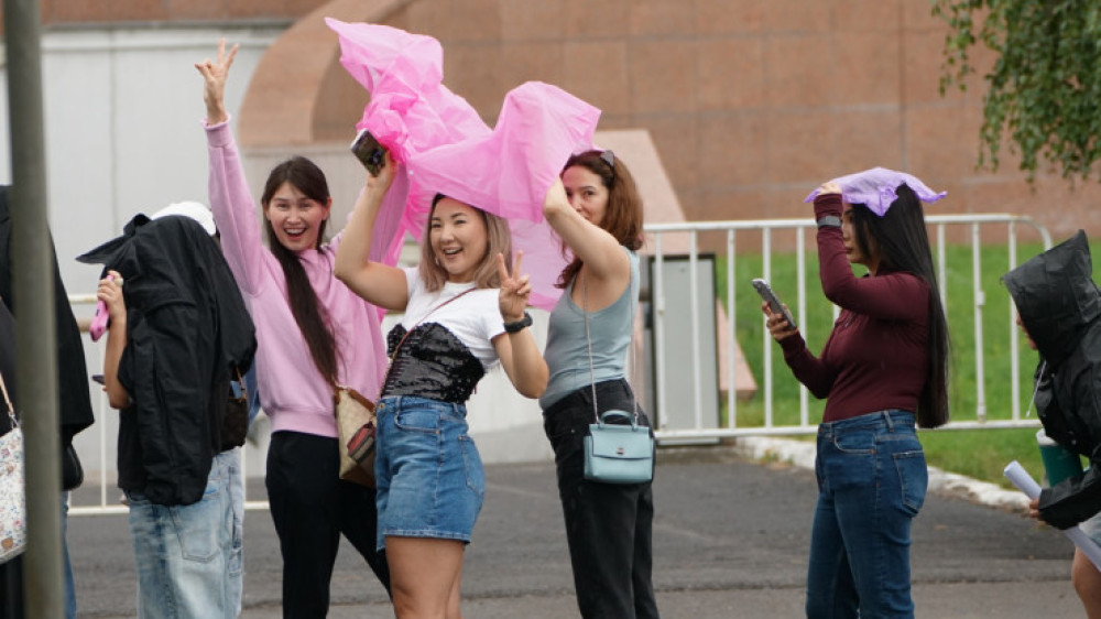 Kazakhstanis arrive five hours early for Jennifer Lopez concert in Astana