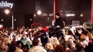 Fans forced Dimash to climb onto a car roof in London: video
