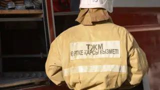 Major fire in Almaty: flames engulf store and auto service station