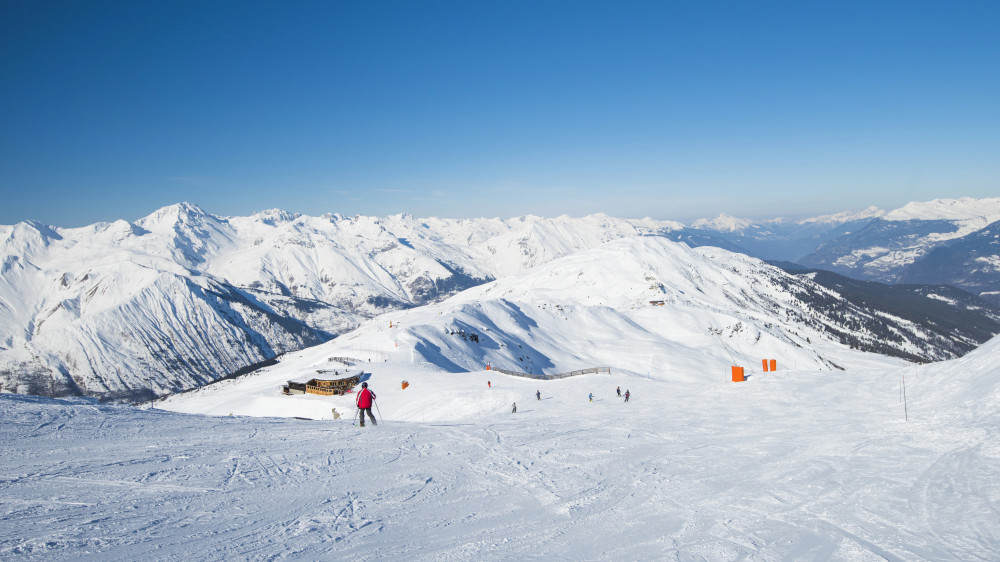Eight skiers caught in an avalanche rescued in the Alps