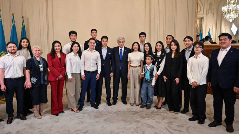 Tokayev meets Kazakh compatriots in Brussels, hails new constitution