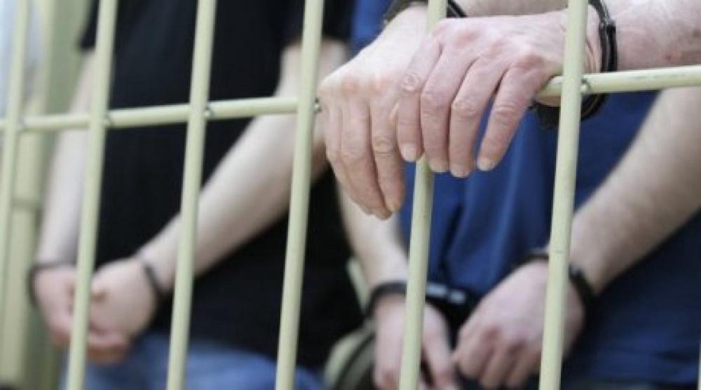 Алматыда адам ұрған екі полицей бес жылға сотталды