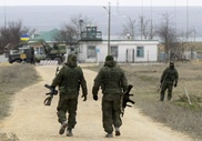 Ресей сарбаздары Қырымның әскери бөлімшелерін жаулап жатыр