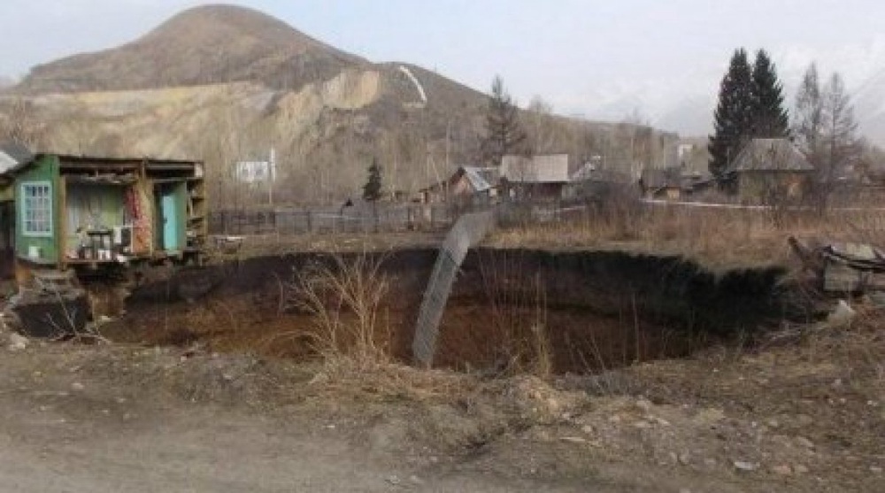 Риддердегі шұңқырға құлаған үй иелеріне ақша берілді
