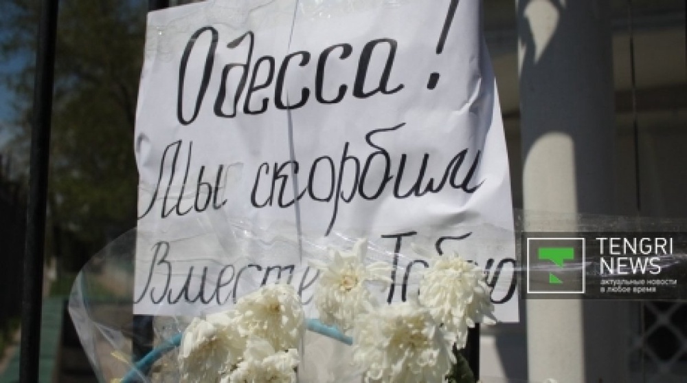Қазақстандықтар Украина елшілігіне гүл әкеліп жатыр