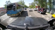 Алматыда жарысқан автобустар бағдаршамға тоқтамады