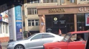 Астанада жалаңаш ер адам автокөліктерді тепкіледі