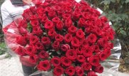 Ақтауда әйелін өкпелеткен жігіт сатушыны ұрып-соғып, 50 раушан гүлін алып кеткен