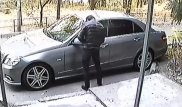 Алматыда қымбат көліктің айналарын ұрлаған жігіт видеоға түсіп қалды