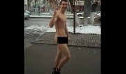 Өскеменнің орталығында жалаңаш серуендеген жігіт өз әрекетін түсіндірді