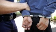 Өскеменде дүкенге қарақшылық шабуыл жасаған адамды полицейлер қарумен атып, ұстады
