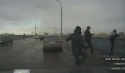 Семейде көпірден секіріп кетпекші болған әйелді құтқарып қалғандар түсірілген видео жарияланды