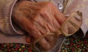 Өскеменде екі жігіт егде жастағы әйелді ұрып-соқты