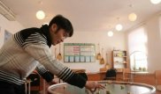 Павлодар облысында мектеп мұғалімі асық ойнауға арналған үстел жасап шығарды