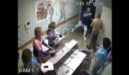 Ресей ауруханасында дәрігер емделушіні камера алдында ұрып өлтірді