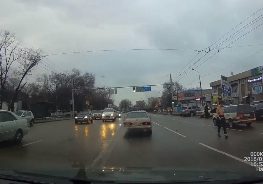Алматыда бір әйел жол бойында стриптиз биледі