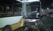 Шымкентте жолаушылар автобусы онға жуық көлікті жайпап өткен: 17 адам жарақат алды