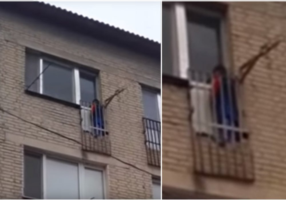 Таразда төртінші қабаттың балконында қамалып қалған баланы көршілері құтқарып алды
