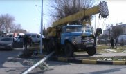 Шымкентте автокран 6 көлікті соқты