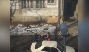 Алматыда куәгер көшедегі төбелесті видеоға түсіріп алды