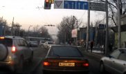 Алматыда жол апатынан кейін оқиға орнынан қашқан жүргізуші видеоға түсіп қалды