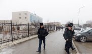 Атырауда ата-анасымен соттасқан ер адам облыстық соттың ғимаратының алдында өзін-өзі өртеді