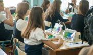 Қырғызстанда мектеп оқушыларына планшет таратылады