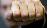 Екібастұзда белгісіздер жүкті кассашыны ұрып-соғып, Қазпошта бөлімшесін тонап кетті