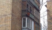 Қарағандыда пәтерге ұрлыққа түскен ер адам бір сағаттан бері балконда ілініп тұр