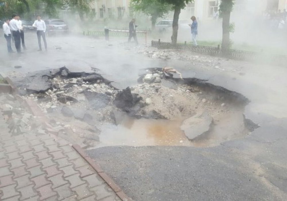 Алматының орталығында құбыр жарылып, аялдаманы су басты