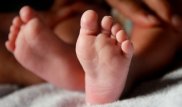 Астана полицейлері үйдің кіреберісінің алдынан табылған нәрестенің анасын іздеп жатыр