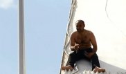 Астанада жартылай жалаңаш ер адам көпірге шығып алды