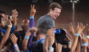 Facebook акционері Цукербергтің үстінен шағым түсірді