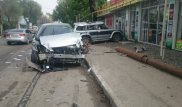 Алматыда жол апатынан көлік аударылды