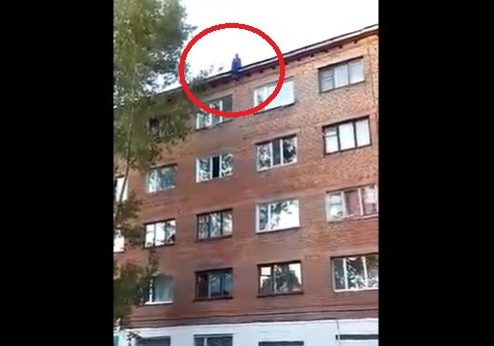 Павлодарда 22 жастағы қыз бесінші қабаттан секірмекші болды