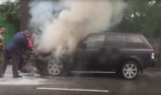 Алматыда көшенің қақ ортасында Range Rover өртенді