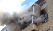 Ата-анасы өрттен құтқару үшін балаларын бесінші қабаттан лақтыруға мәжбүр болды