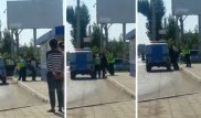 Ақтөбеде куәгер үш полицейдің бір қызға күш қолданған сәтін видеоға түсіріп алды