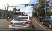Алматыда автобус жүргізушісінің жол ережесін өрескел бұзғаны видеоға түсіп қалды