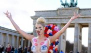 Берлин орталығында неміс модельдері Еуро-2016 чемпионаты қарсаңында жалаңаштанды