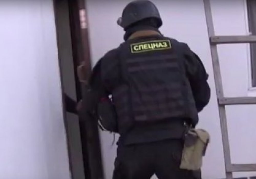 Астана полицейлері есірткі сатумен айналысқан адамды ұстау сәті түсірілген видеоны жариялады