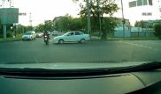 Алматыда көліктің мотоциклшіні қағып кеткен сәті видеоға түсіп қалды