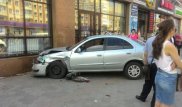 Астанада ірі жол апаты болды: Бір көлік ғимаратқа соғысқан