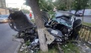 Алматыда ағаш пен қоршауға соғысқан көліктің тас-талқаны шықты