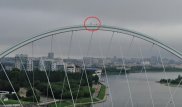 Астанада ер адам көпір аркасына шығып алып, секірмек болған